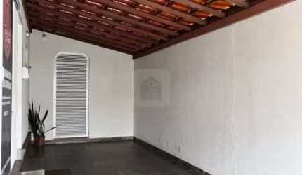 Casa disponível para venda e locação no bairro Brasil em Uberlândia.