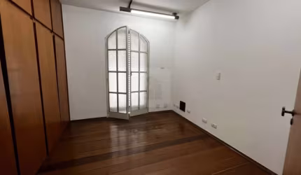 Imóvel Comercial/Residencial para venda no bairro Martins, região Central da Cidade de Uberlândia- MG, com frente para a Avenida Getúlio Vargas e fundo para Rua Tapuirama.