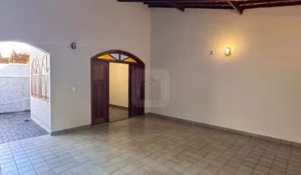 EXCELENTE CASA AMPLA BAIRRO BOSQUE EM ARAGUARI