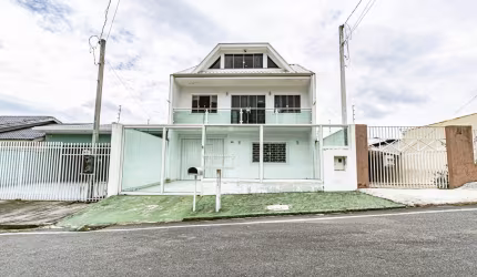 Sobrado triplex no Centro de Quatro Barras