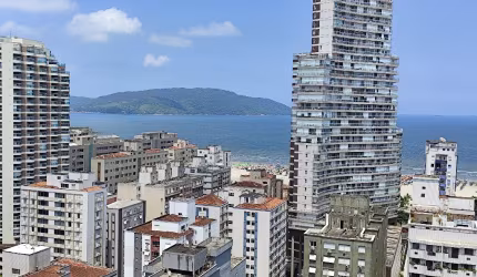 Varanda Gourmet em andar alto a 1 quadra da praia.