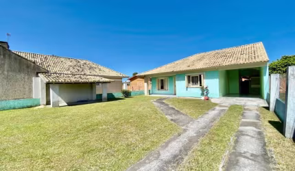 LINDA CASA COM PÁTIO AMPLO NO BAIRRO SANTO ANTÔNIO, EM CAPÃO DA CANOA