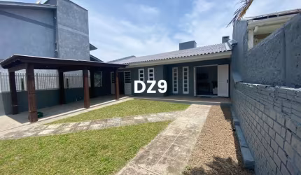 LINDA CASA COM AMPLO PÁTIO NO BAIRRO ARCO ÍRIS!