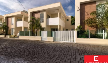 Casa em Buraquinho, 02 pavimentos, 4 suítes.