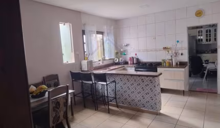 Casa para Venda em Jacareí, Parque Santo Antonio, 2 dormitórios, 1 suíte, 1 banheiro, 2 vagas