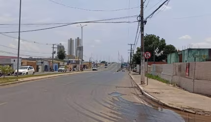 Vende-se ou aluga-se terreno comercial de esquina na Avenida Beira Rio