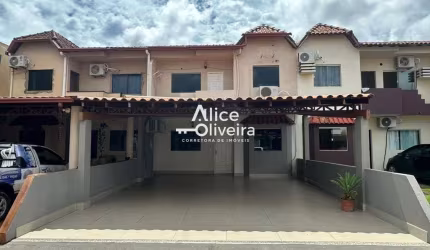 Sobrado à Venda com 4 quartos, 2 banheiros, 2 vagas e 99m² por R$ 400.000