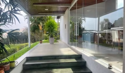 Casa à venda, localizada no Condomínio Estância Oropó em Mogi das Cruzes.