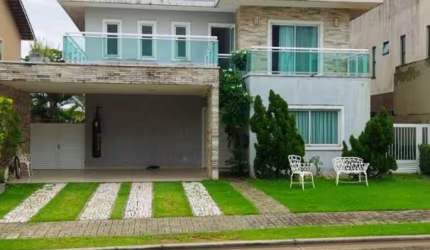 Excelente casa porteira fechada para aluguel no Eusébio com 3 suítes, piscina privativa.