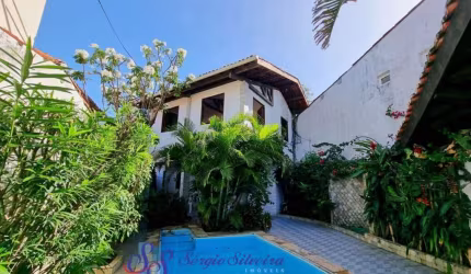 Excelente casa com 2 suítes, piscina privativa, deck com churrasqueira.