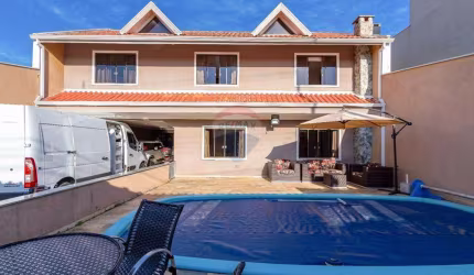 Sobrado com 5 quartos e  piscina aquecida no Xaxim,