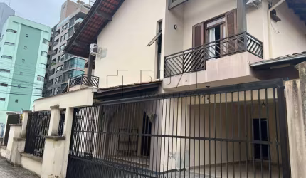 Casa residencial com potencial comercial com 270 m² semi mobiliado à venda no bairro Centro de Jaraguá do Sul