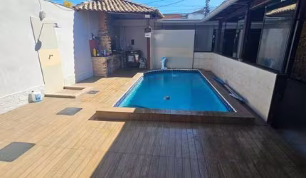 Excelente casa com piscina para venda / locação fixa ou comercial !!!