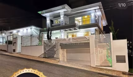 Mansão Triplex com 4 Suítes à Venda em Pedra Branca, Palhoça