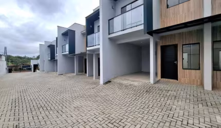 Sobrado Geminado Novo com 2 Quartos, Sendo 1 Suíte, à Venda no Bairro Santa Catarina por R$ 344.000,00