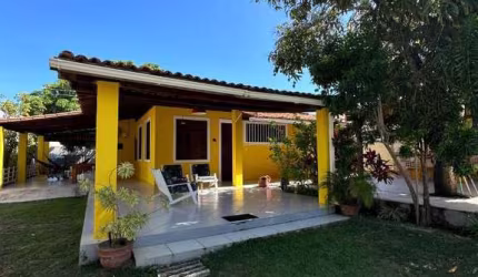 Casa em Condomínio Mobiliada para Venda em Camaçari, Guarajuba (Monte Gordo), 4 dormitórios, 1 suíte, 3 banheiros, 6 vagas