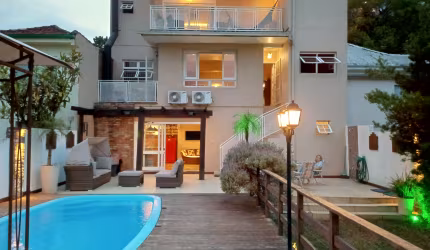 Casa mobiliada 5 vagas, 400m2 próxima a Carlos Gomes