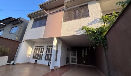 Casa de Rua - Jardim América Casa de Rua com 6 Quarto(s) e 5 banheiro(s) à Venda, 394 por R$ 1.299.000 no setor Jardim América FL23699