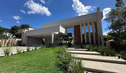 Sofisticada Casa Térrea de 4 suítes no Condomínio Villa Verde em Senador Canedo Casa em Condomínio com 4 Quarto(s) e 6 banheiro(s) à Venda, 386.94 por R$ 2.600.000 no setor Residencial Villa Verde VN2