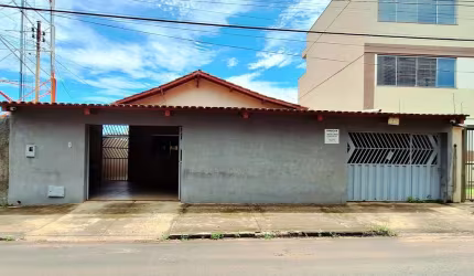Casa próxima ao Parque Lozandes Casa de Rua com 3 Quarto(s) e 3 banheiro(s) à Venda, 196 por R$ 820.000 no setor Água Branca VN26012
