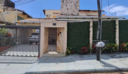 Casa Sobrado Casa de Rua com 5 Quarto(s) e 6 banheiro(s) à Venda, 307.26 por R$ 1.300.000 no setor Parque industrial de Goiânia AD27968