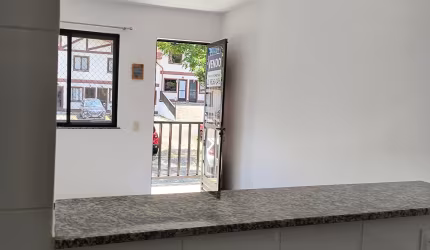 Studio em Cascatinha, Petrópolis, recém pintado com armários de cozinha.