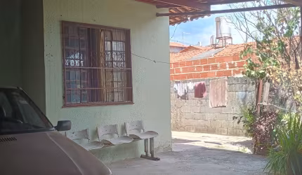 Casa 2 quartos, quintal,  1 vaga mais  barracão 2 cômodos nos fundos .