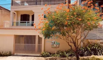 Linda casa com 3 vagas e 4 quartos no Vitoria