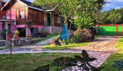 CASA TÉRREA COM AMPLO JARDIM - EXCELENTE LOCALIZAÇÃO - REGIÃO CENTRAL - ILHABELA.