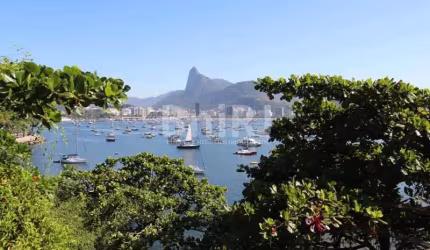 Casa na Urca, vista linda para  o mar, residencial. Para familia grande, podendo ser dividida em 2 unidades. Especial!