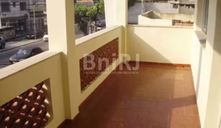 PRÉDIO RESIDENCIAL COM 4 APARTAMENTOS E UMA CASA