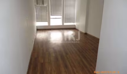 Sala com 25 m², andar médio, com vista agradável para o bairro. Prédio muito bem localizado e com portaria 24h