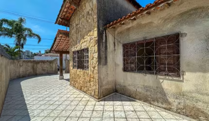 Casa Individual de Esquina com Grande Quintal e Potencial de Ampliação
