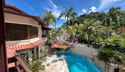 Casa Assobradada no Condomínio Fechado Pernambuco II, localizada na Praia do Pernambuco, 700 metros da praia, próximo ao Supermercado Pão de Açúcar, Shopping, Restaurantes, entre outros comércios da r