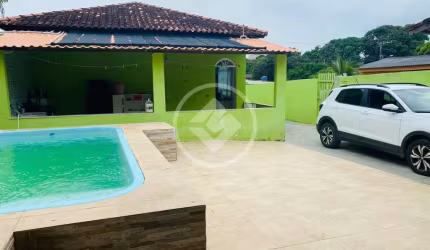 Uma belíssima casa com piscina ,área de churrasco, com 2 quartos, 2 banheiros ,em um lote de 360 m2. codigo: 96147