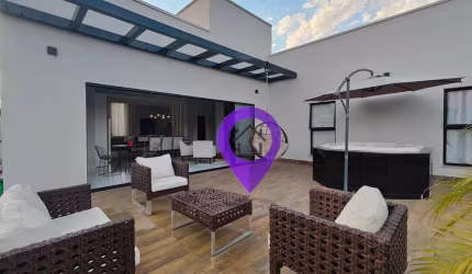 Casa de 221m² em terreno de 600m² no Gran Royalle, Pouso Alegre. 3 dormitórios (1 suíte com closet), área gourmet com jacuzzi e 2 vagas