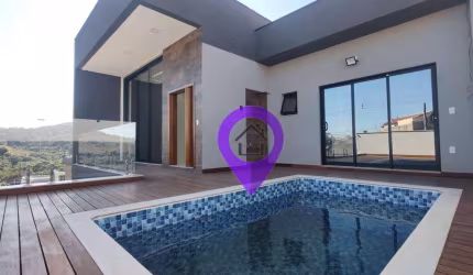 Casa de 220m² à venda em Pouso Alegre com 3 suítes, piscina e área gourmet. Excelente localização a 10min do centro. 4 vagas de garagem