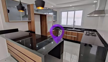 Casa a venda de 375m² em Pouso Alegre com 3 dormitórios e suíte máster com hidromassagem. Cozinha planejada, área de churrasco e localização