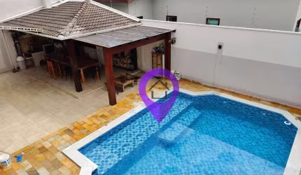 Casa em Altavile com 280m² construídos que transforma rotinas diárias em experiências especiais. Três dormitórios, área gourmet completa e piscina