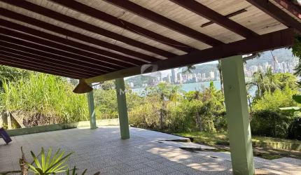 Encontre seu lar dos sonhos em Itapema! Casa de 3 dormitórios e 1 banheiro. Locação, localizado no Canto da Praia. Confira!