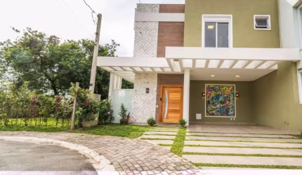 Triplex moderno em condomínio fechado à venda no Umbará, para quem busca tranquilidade e qualidade de vida.