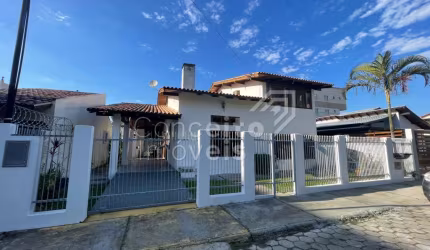 Casa a Venda em Bombinhas 217m² Privativos a 250m do Mar
