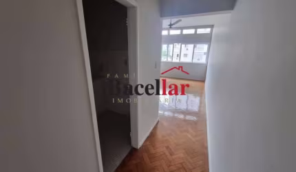Apartamento com 1 quarto à venda na Rua Itacuruçá, Tijuca, Rio de Janeiro, 56 m2 por R$ 490.000