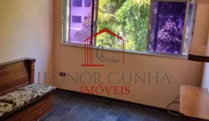 Apartamento com 2 quartos para alugar na Rua Paturi, Tanque, Rio de Janeiro por R$ 700