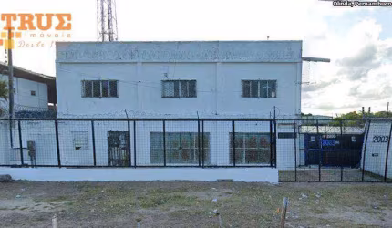 Galpões a beira da pista