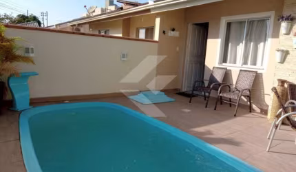 CASA COM PISCINA E ÓTIMA AREA DE LAZER