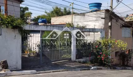 Sobrado para venda tem 190m² e 4 quartos.