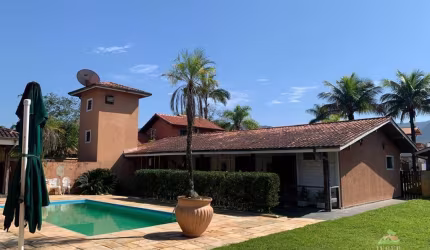 Casa de Luxo à Venda em Morada da Praia - Bertioga/SP: 4 Suítes, Piscina, Churrasqueira e Vista Deslumbrante!
