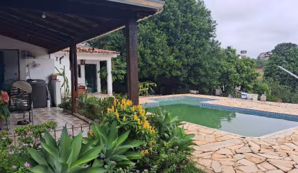 CHàCARA EM CONDOM&#205;NIO COM PISCINA