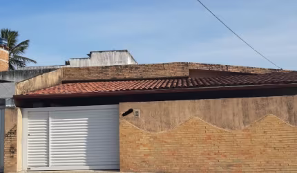 EXCELENTE CASA RESIDENCIAL NA TORRE COM 03 QUARTOS E EXCELENTE QUINTAL